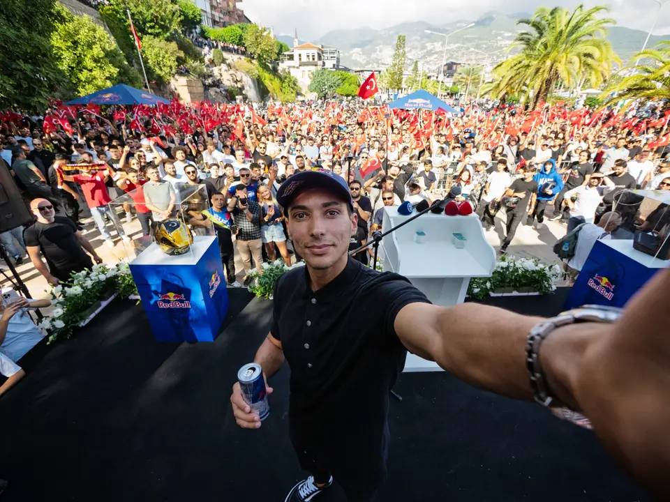 Şampiyon Toprak Razgatlıoğlu'nu Alanya'da Binler Karşıladı 1